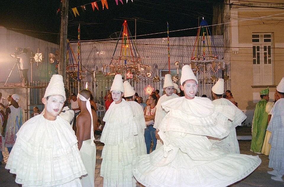 Grupo Folclórico Parafusos em apresentação com grandes figurinos brancos
