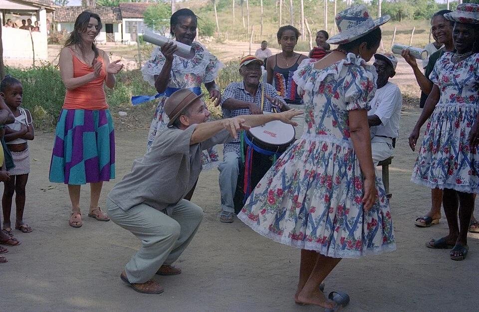 Samba de Pareia no Quilombo da Mussuca, com mulheres dançando e músicos em roda